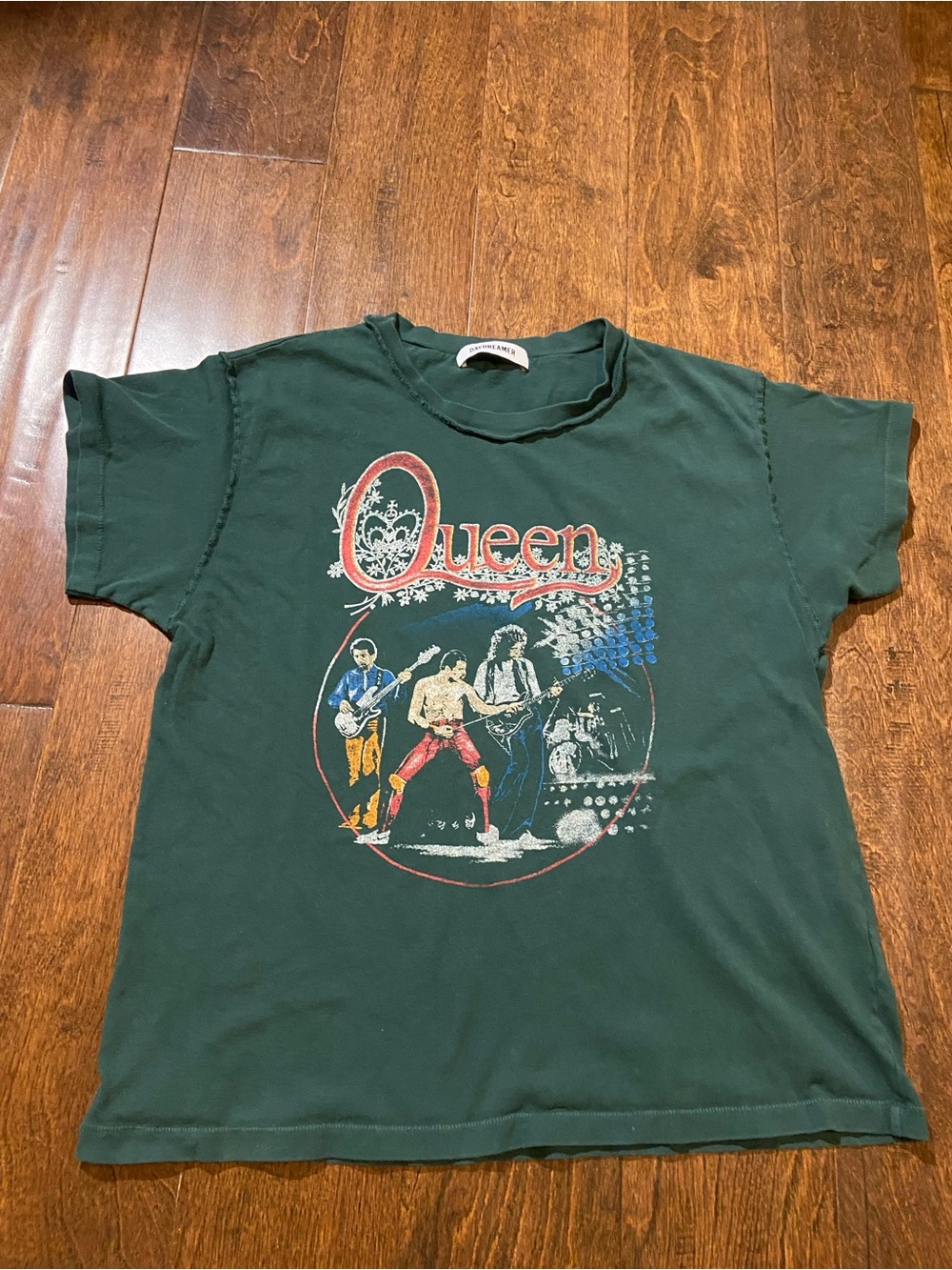 Daydreamers SZ M dark green tee shirt Queen